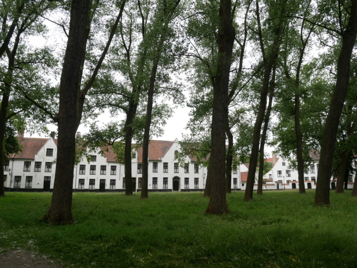 The garden of Begijnhuisje - Bruges