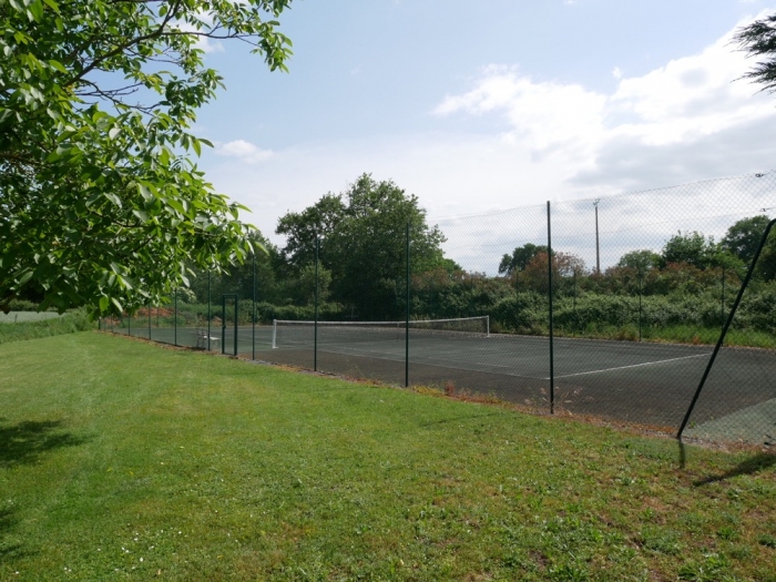 Les Deux Chenes - Loire Valley Farmhouse - Tennis Court