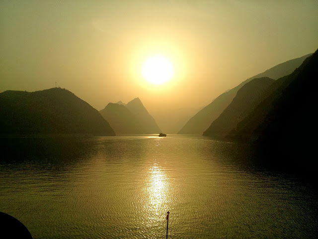 Sun piercing the smog on the Yangtze River