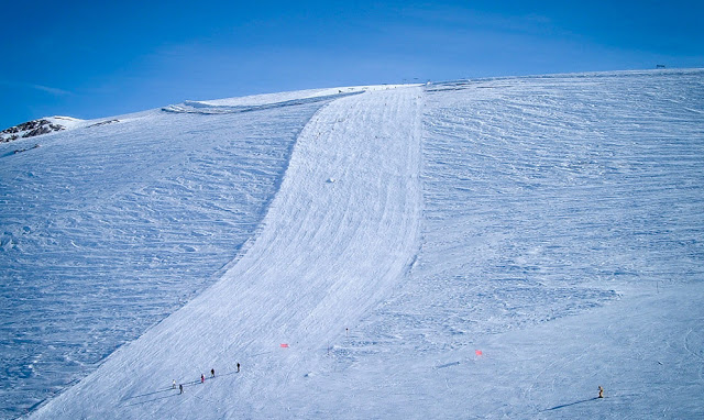 Glacier skiing at Les Deux Alpes, France